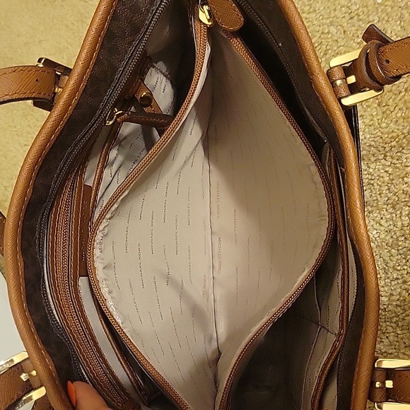 Michael Kors Medium Jet Set Tote - Picture 4 of 12